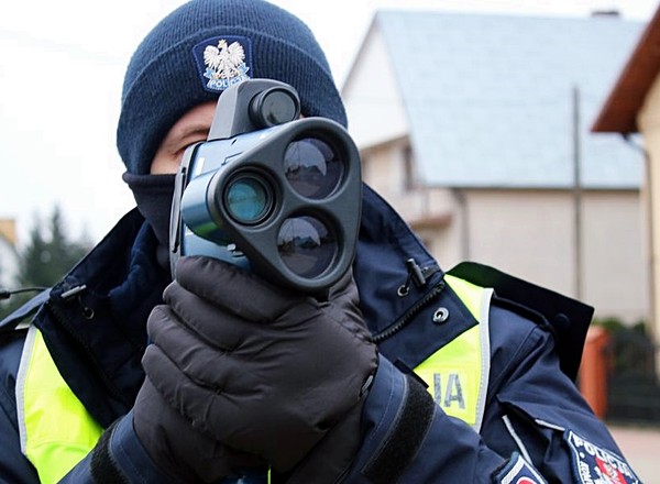 Policjanci ustawili się z radarem. Na mandacie się nie skończyło