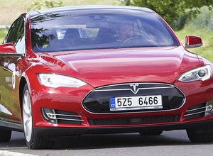 Tesla ma mniej mocy - producent oszukuje