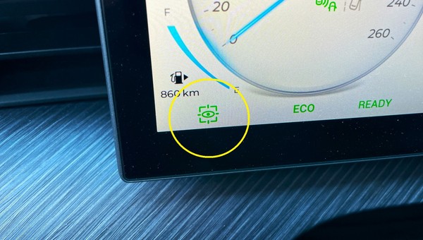 Świecąca się na stałe kontrolka z okiem w celowniku