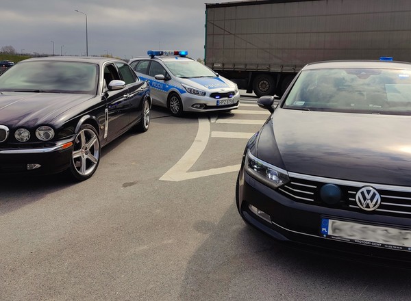Kierowca Jaguara chciał oszukać inspektorów. Sprawdzili bazę danych i zaczęły się problemy