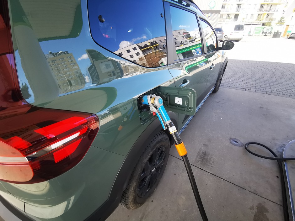 Do butli wchodzi niecałe 39 litrów autogazu – dziś tankowanie kosztuje więc poniżej 125 zł.