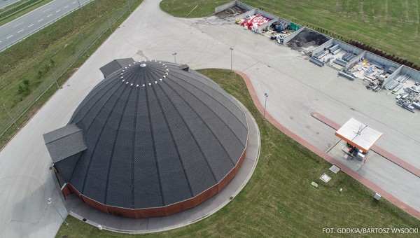 Czemu przy drogach stoją dziwne kopuły? Pochodzą z Kanady i mają ważne zadanie