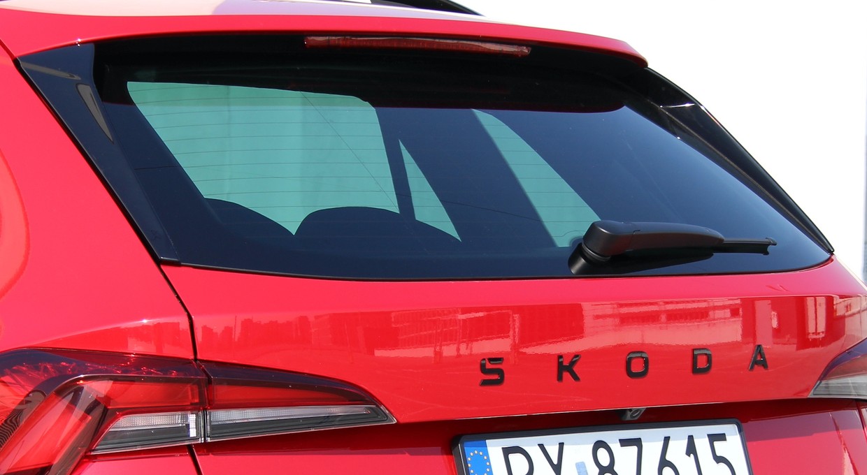 Podgrzewana tylna szyba samochodu ma drugą funkcję. Nie każdy o niej wie