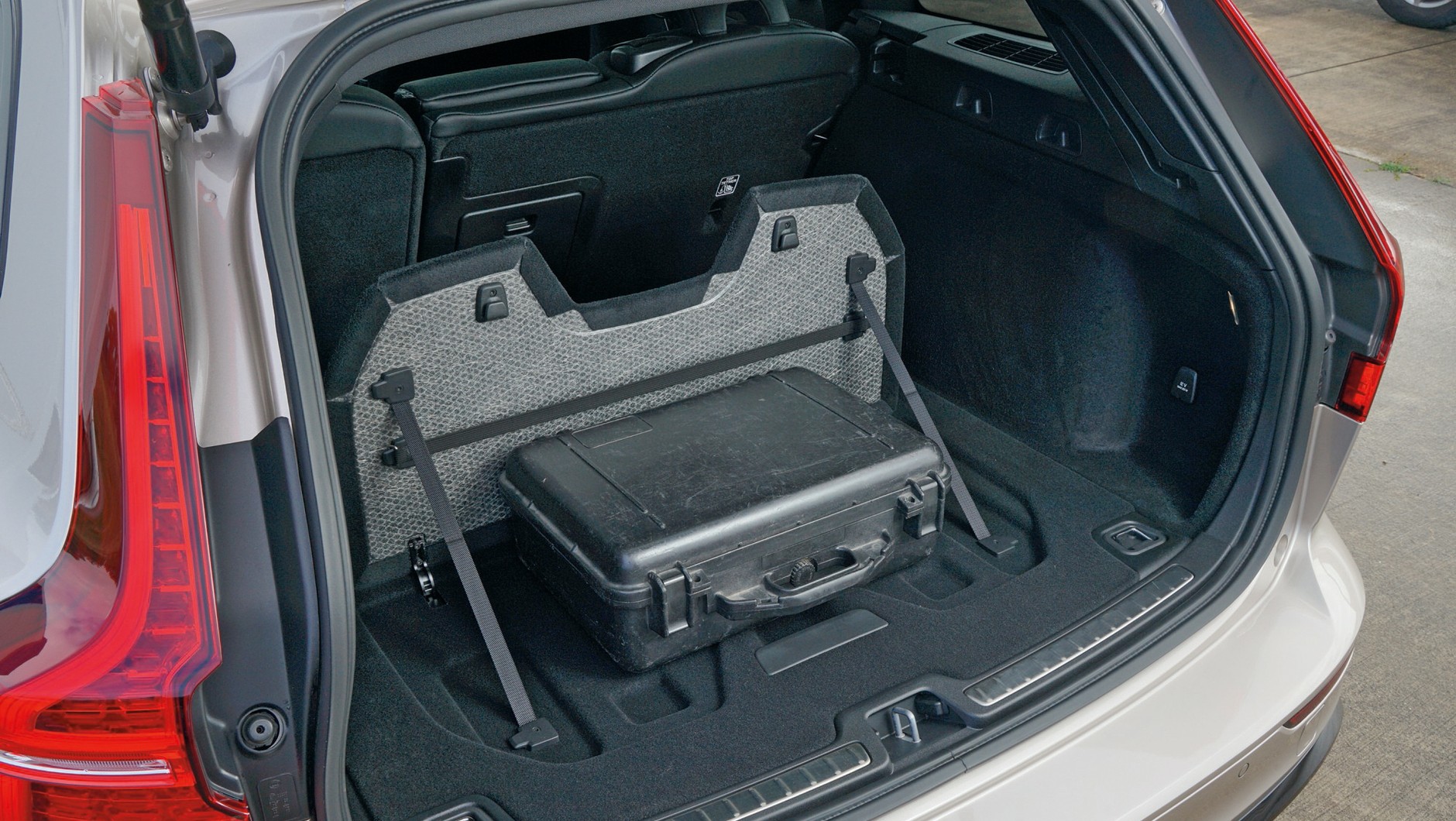 Volvo V60 2022 - bardzo pomysłowy sposób na zabezpieczenie bagażu przed przesuwaniem.