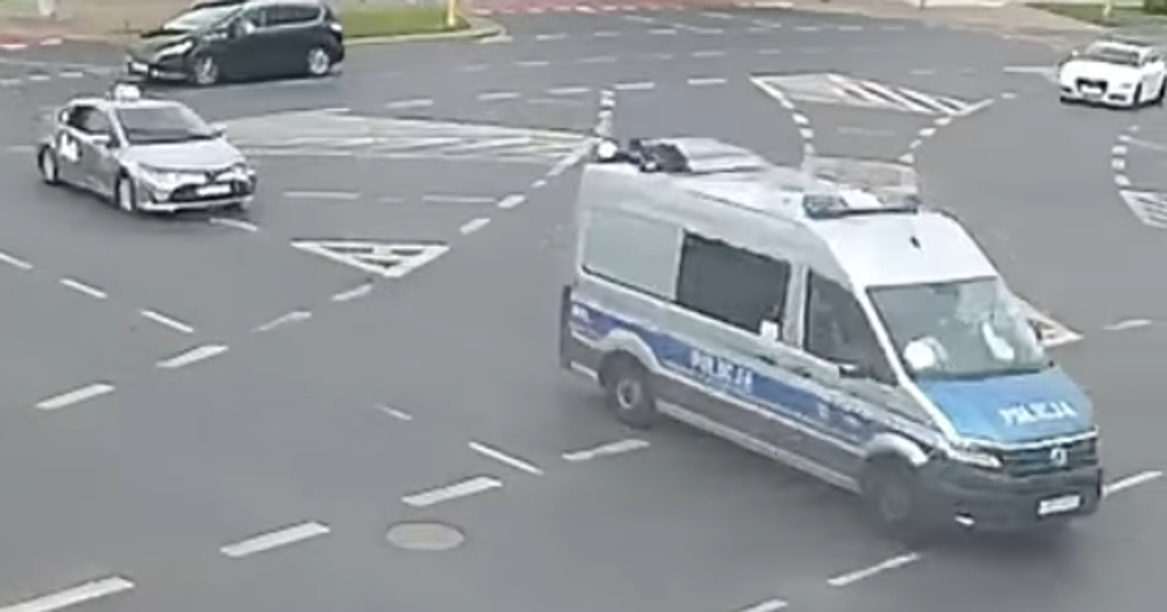 Kierowca taksówki zatrzymał radiowóz. Policjanci zareagowali natychmiast [WIDEO]