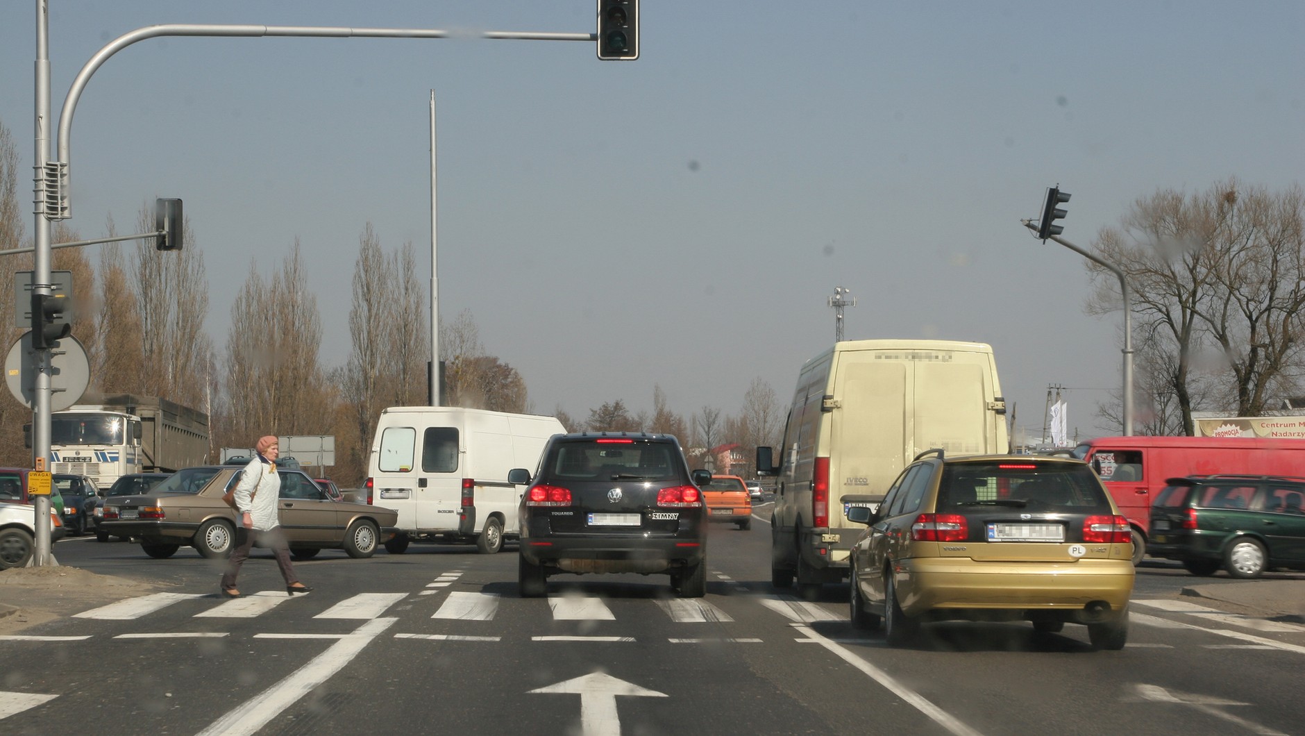 Staraj się dokładnie obserwować drogę, a nie tylko wlepiać wzrok w tył auta, które jedzie z przodu. Patrz na lewą i prawą krawędź jezdni - tam może pojawić się pieszy.
