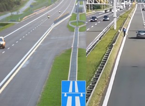 Pieszy przeszedł przez autostradę. Było bardzo blisko tragedii