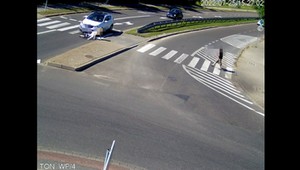 Bez namysłu wjechała rowerem na przejście. Finał był fatalny [Nagranie]