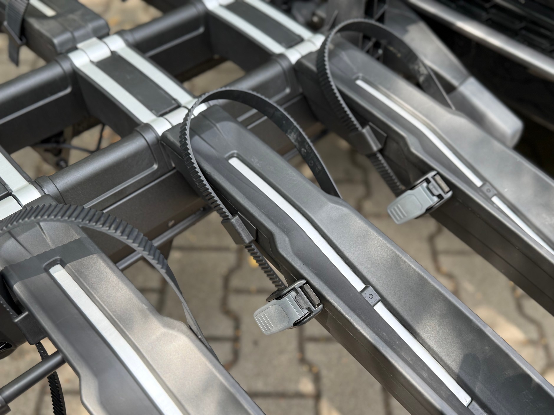 Każdy z pasków do przytrzymywania kół ma swoje miejsce w pozycji :"oczekującej". Dzięki temu paski nie blokują się pod kołami roweru i nie plączą pomiędzy szprychami