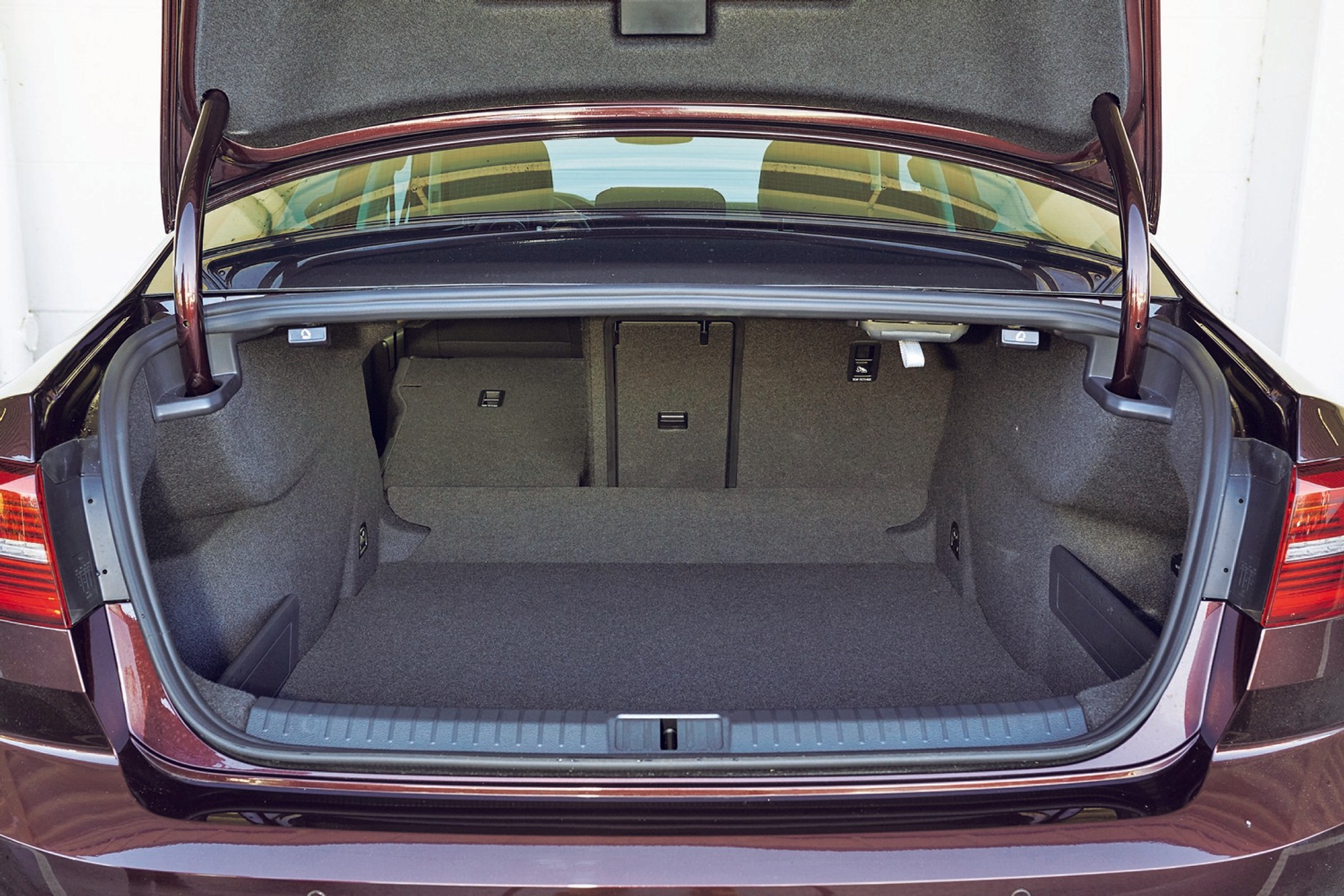 Benzynowe sedany - Audi A4, BMW 318i, Mercedes C 180 i VW Passat - dane techniczne, wymiary, spalanie