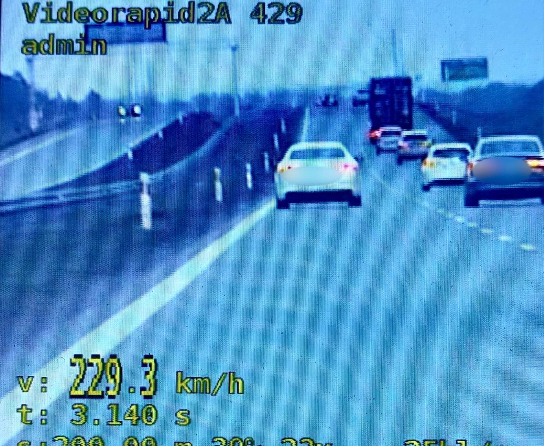 Zdjęcie z wideorejestratora. Policja zarzuca kierowcy przekroczenie prędkości o 109 km na godz. 