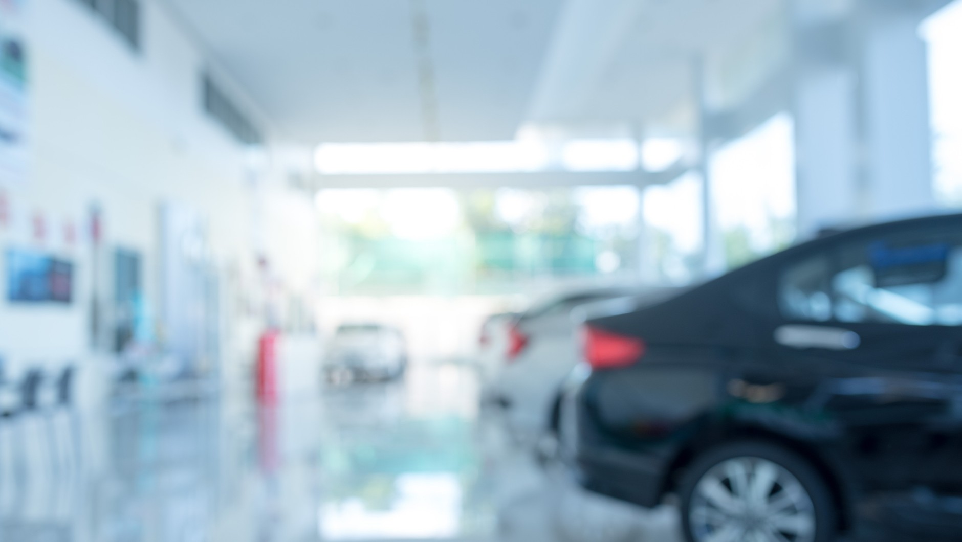 Dealerzy chcieliby sprzedawać auta, ale fabryki nie mają z czego ich produkować