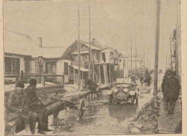 Polska motoryzacja 100 lat temu. Ulica w mieście podczas roztopów