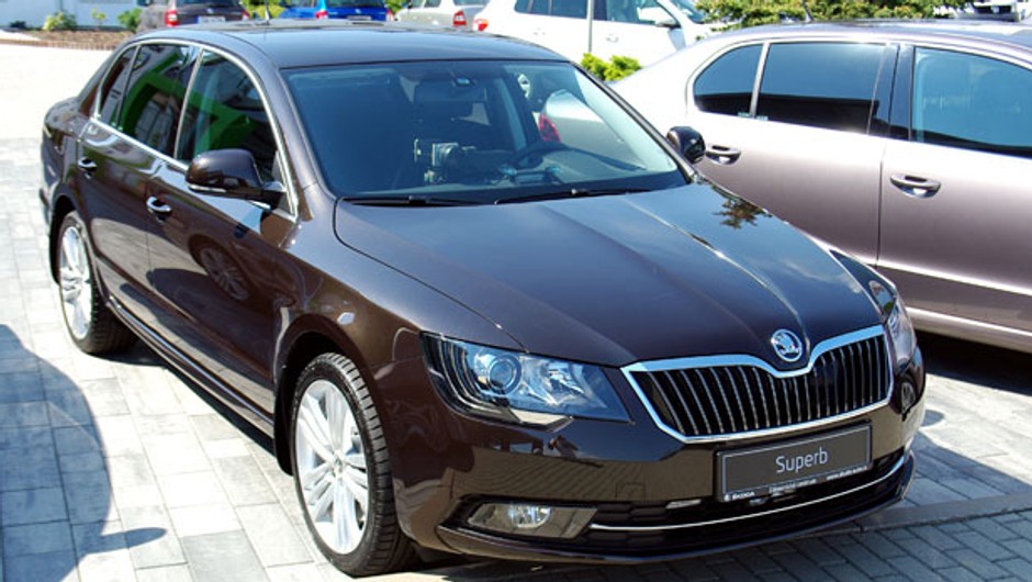 Nieoznakowana Skoda Superb w służbie czeskiej policji