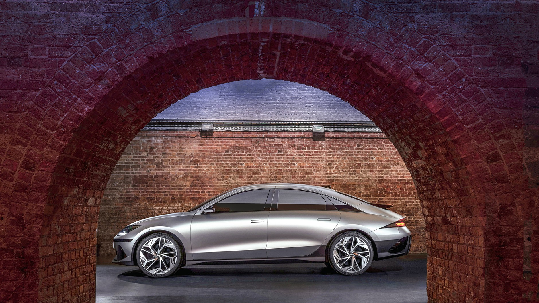 Mimo opływowej sylwetki z opadającą linią dachu z tyłu kabiny kabinie Ioniqa 6 jest zdumiewająco dużo miejsca