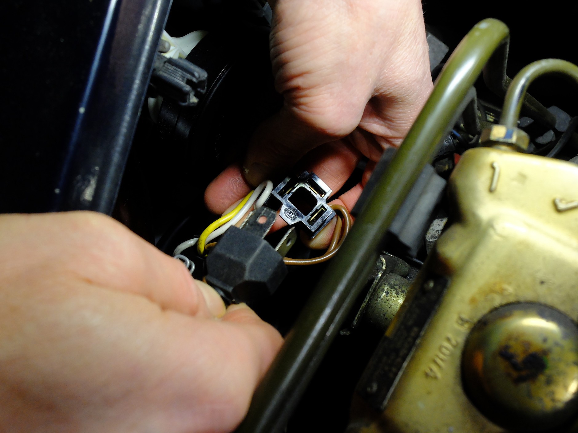 Przewód zasilający, który wystaje z modułu LED, zakończony jest kostką, a ta pasuje do kostki zasilającej żarówkę halogenową: elementy te łączymy na zasadzie „plug and play”. W nielicznych pojazdach, np. BMW E46, wygląda to jednak zupełnie inaczej.