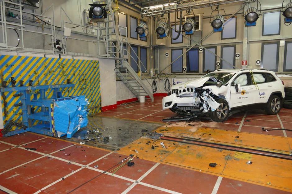 Testy zderzeniowe: BMW serii 1 i serii 3, Peugeota 208 oraz Jeepa Cherokee