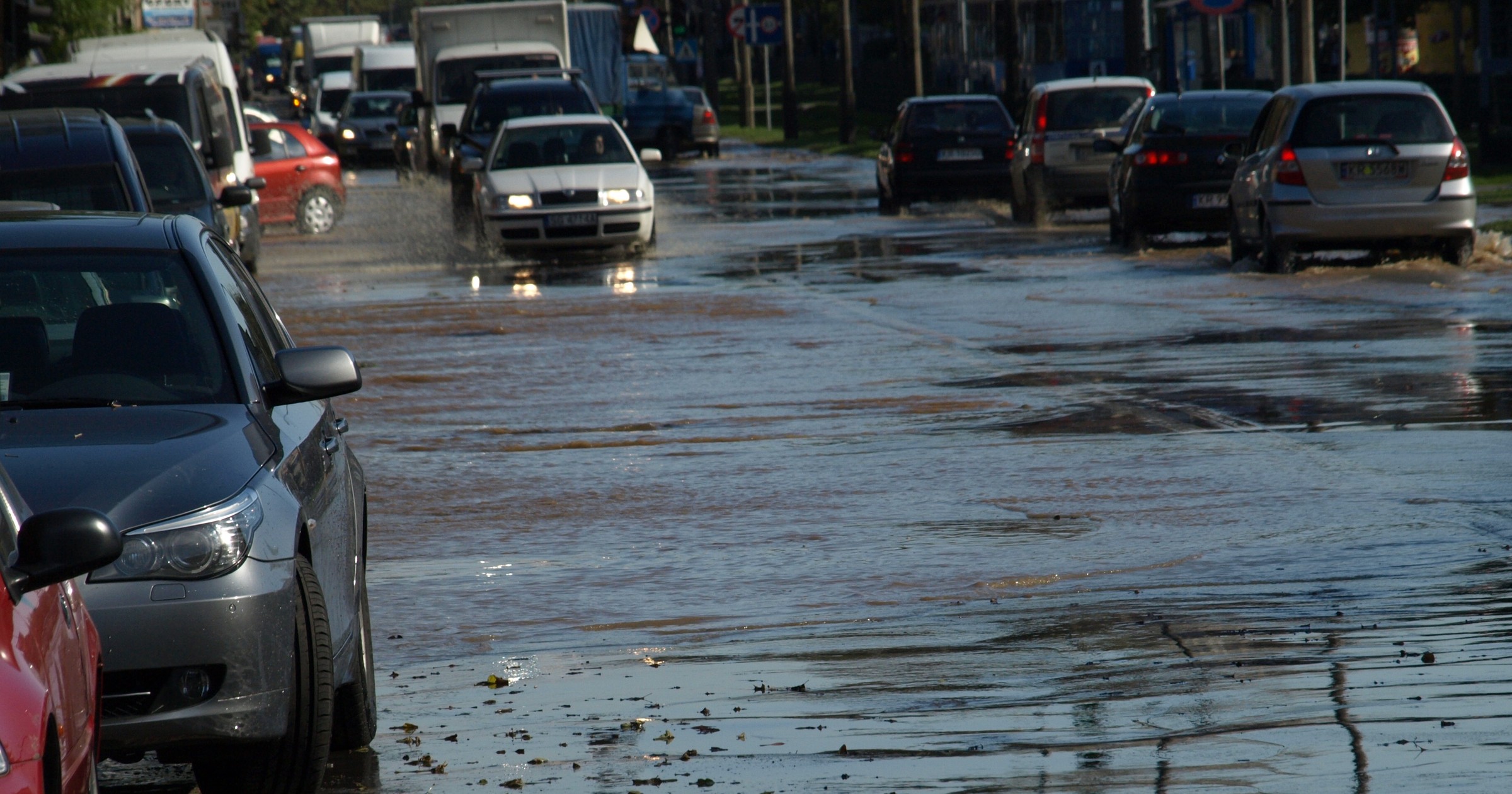 Topniejący śnieg zalewa polskie ulice. Uwaga na młot wodny
