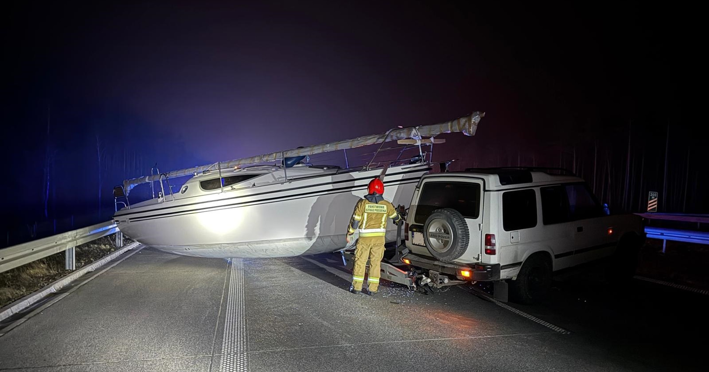 Wypadek na S8. Drogę... zablokował jacht. Straż pożarna pokazała zdjęcia