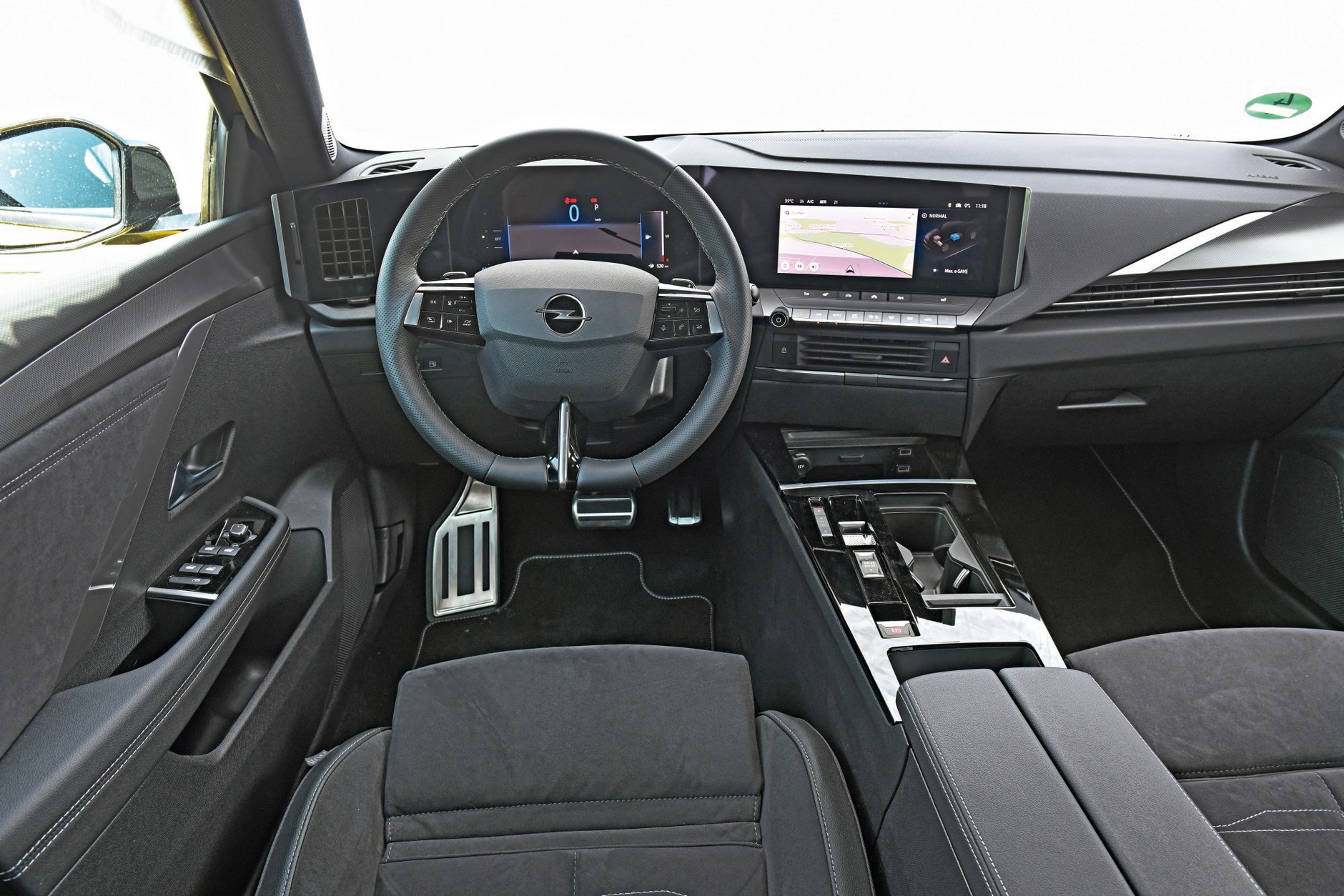 W nowym Oplu Astrze prawie wszystko jest teraz dotykowe. Prawie czyni jednak istotną różnicę: dziękujemy za pozostawienie prawdziwych przycisków szybkiegodostępu! Na przykład na kierownicy z licznymi funkcjami. Automatyczną skrzynią sterujemy malutkim przełącznikiem.