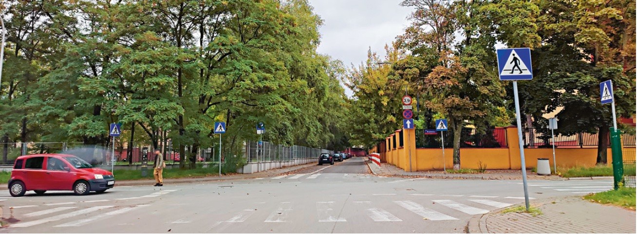 Zbliżasz się do skrzyżowania równorzędnego. Z lewej strony dojeżdża auto. Zmniejsz prędkość i upewnij się, czy kierowca ten na pewno ustąpi ci należnego pierwszeństwa przejazdu.