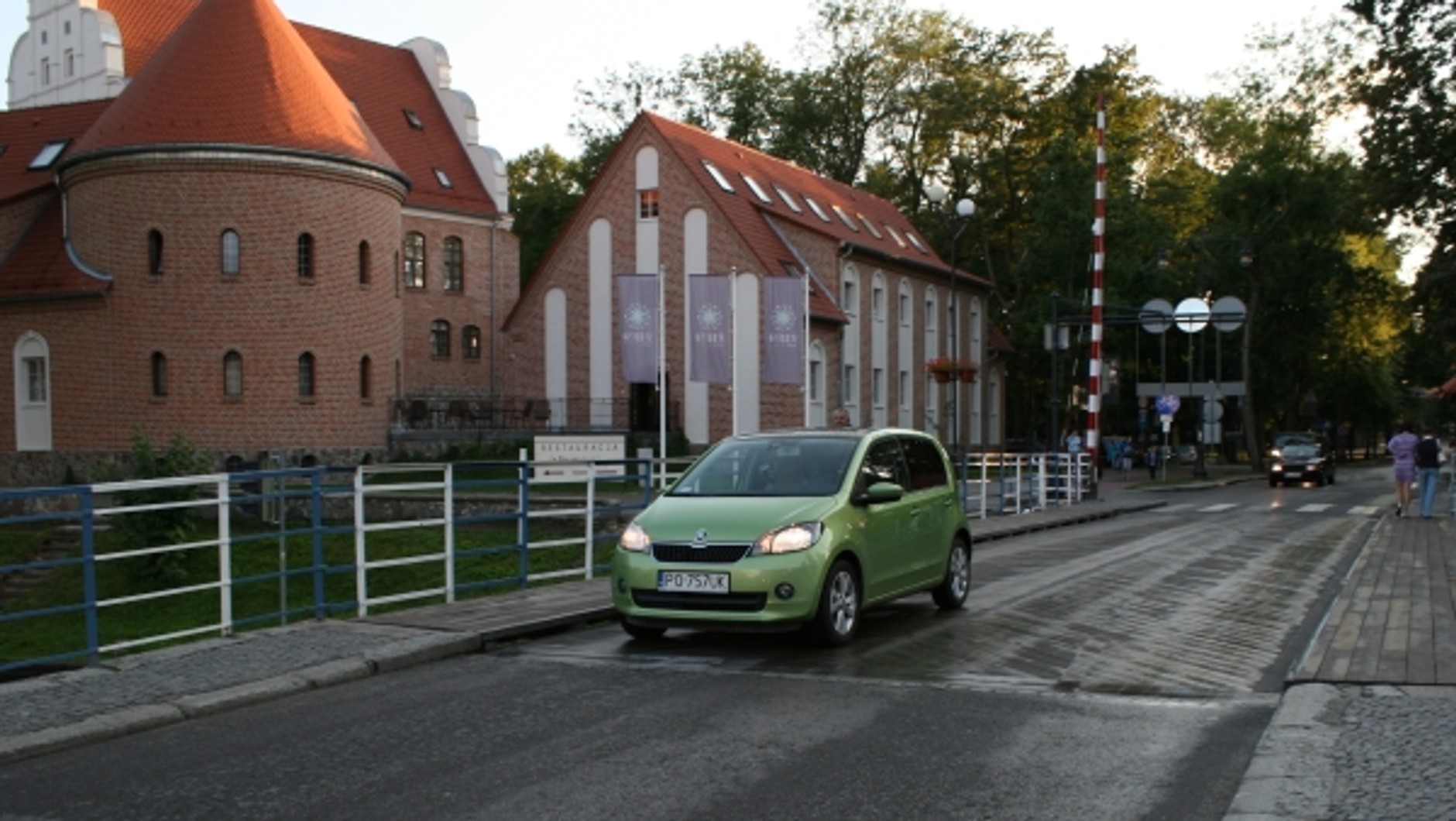 Skoda Citigo na zabytkowym moście w Giżycku