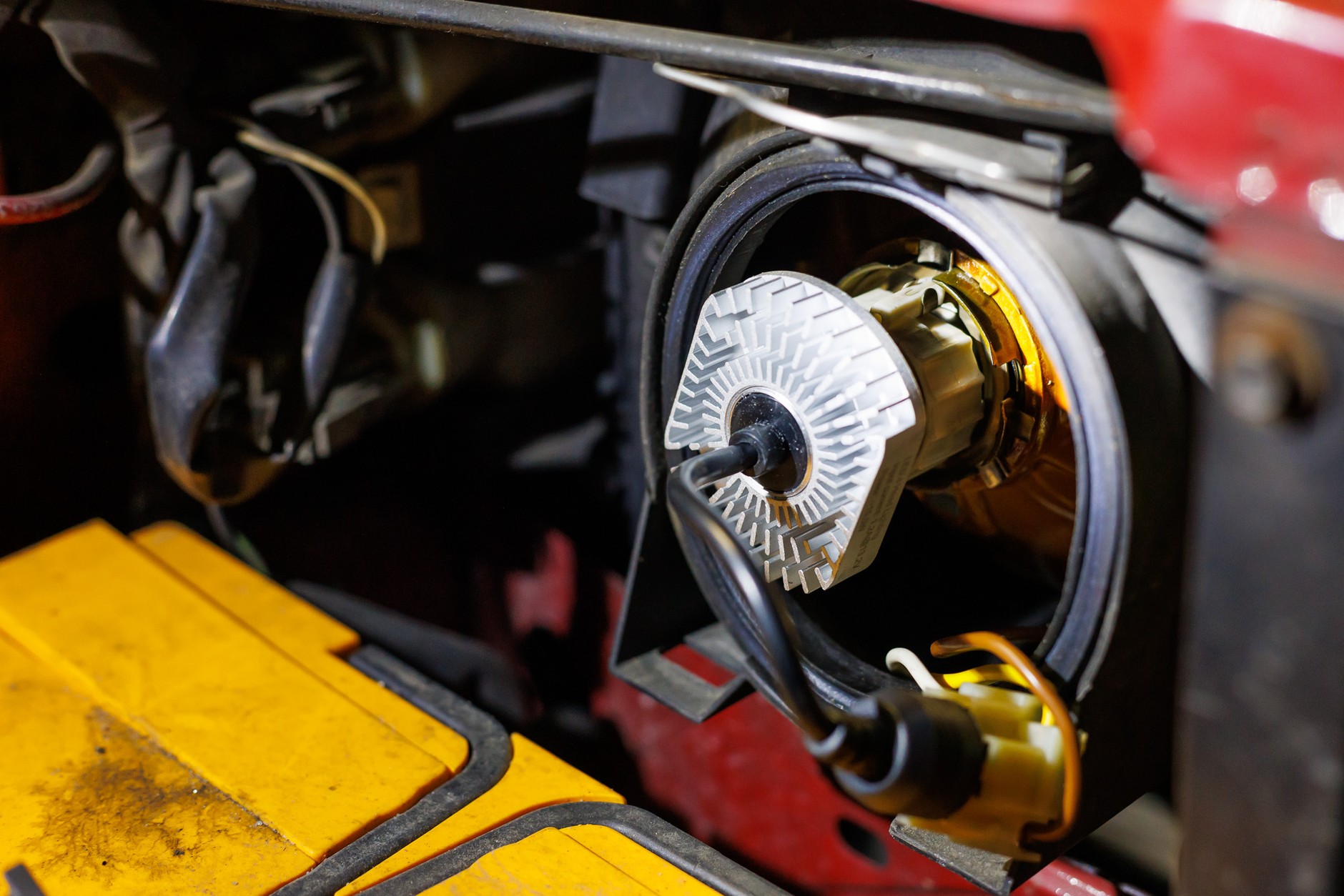 W wielu reflektorach nie da się zmieścić starszych retrofitów – zwykle przeszkadzają duże radiatory odpowiadające za chłodzenie diody.