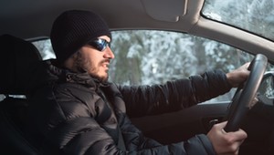 Zimowe ubranie może zagrażać życiu kierowcy i pasażerów. Wyjaśniamy, dlaczego tak się dzieje