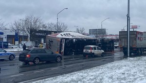 Armagedon na ul. Puławskiej w Warszawie. Skutki burzy śnieżnej w stolicy [Zdjęcia]