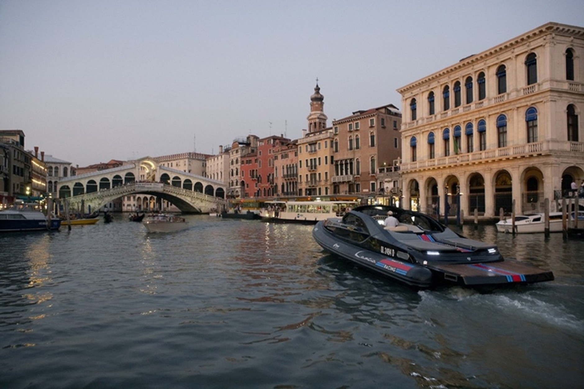 Lancia wypływa na szerokie wody