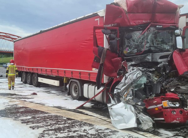 Autostrada A1 zablokowana. Ciężarówki zmiażdżyły auto osobowe