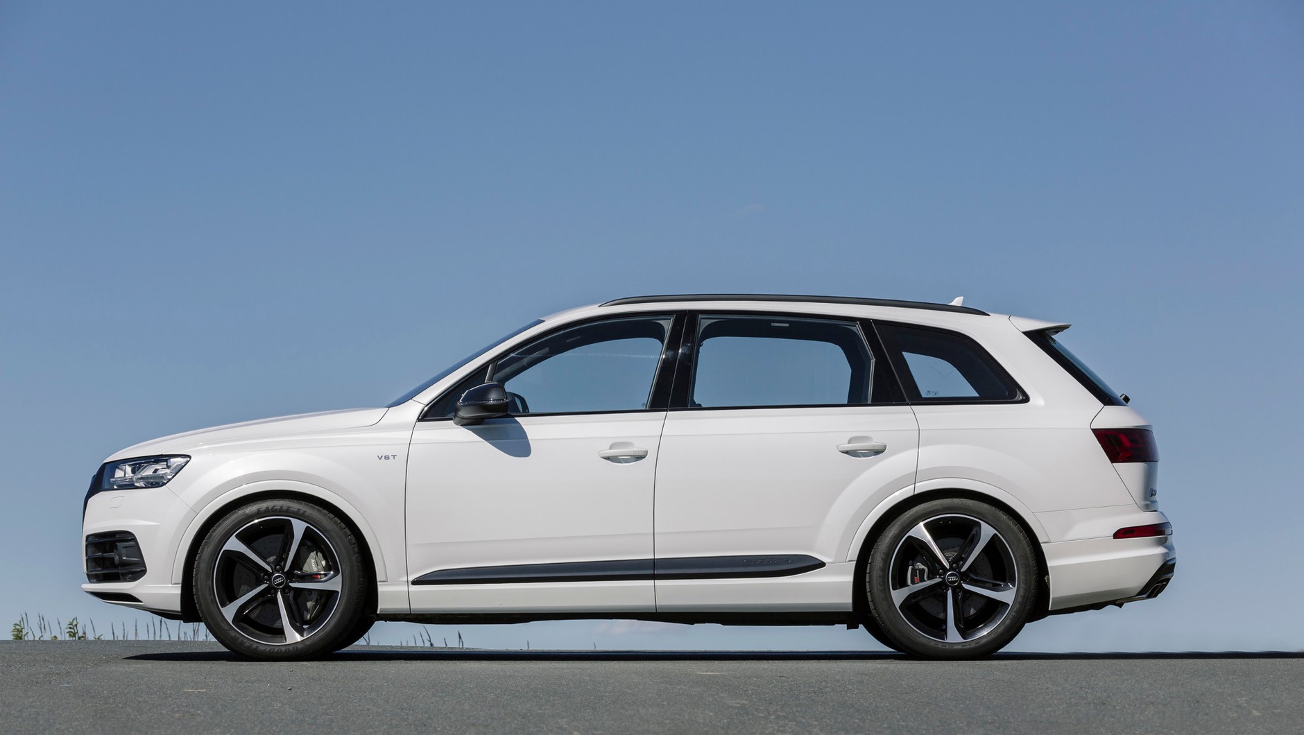 Audi Q7: jedyny model 7-osobowy w ofercie Audi (dł. 5,05 m). Druga generacja, na rynku od 2015 r., przeszła właśnie face lifting (nie ma jeszcze cen). Model sprzed modernizacji kosztuje od 284 900 zł.