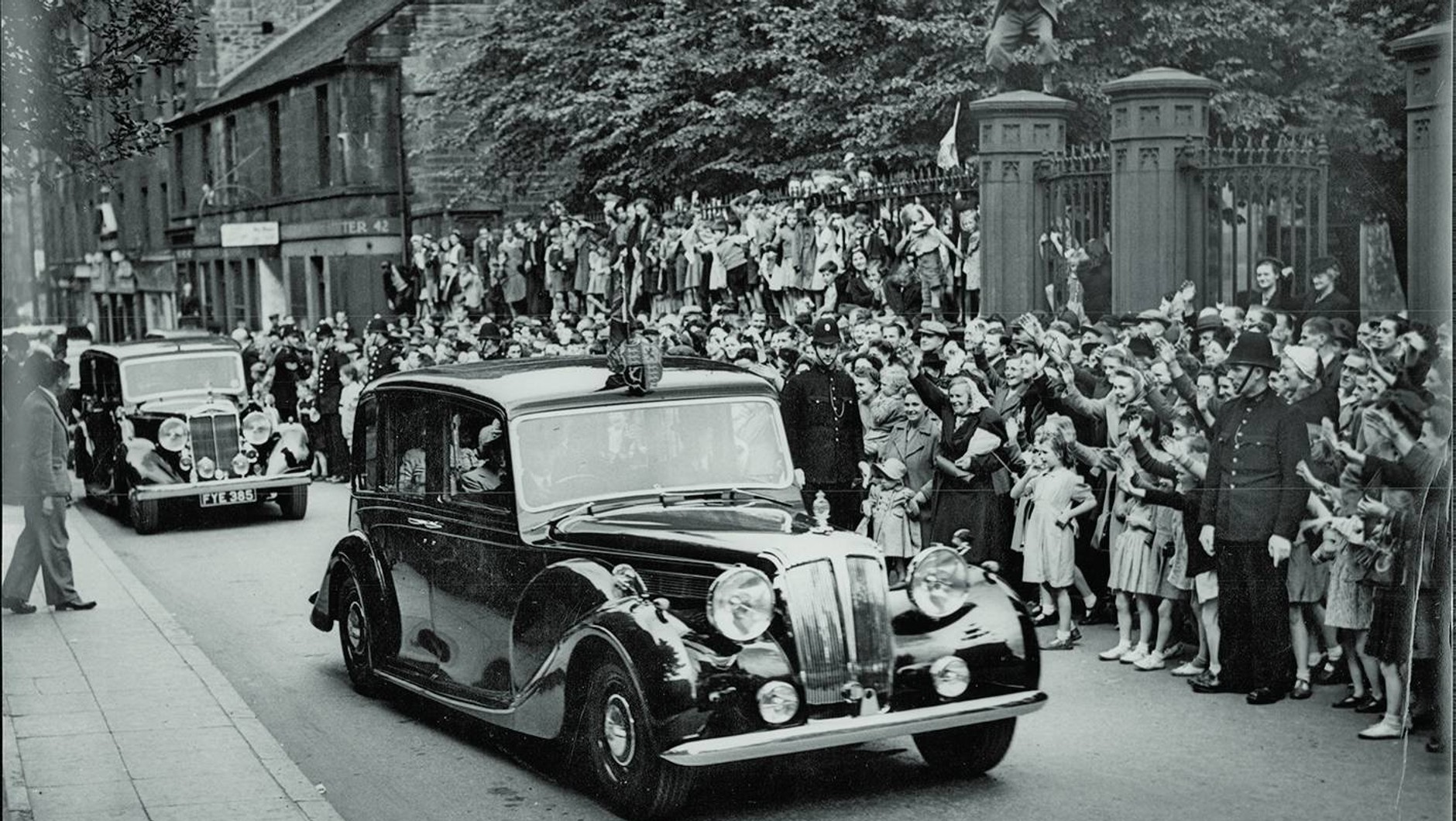 Limuzyna państwowa. Brytyjscy władcy aż do lat 50. byli wożeni limuzynami Daimlera (tu Georg VI, ojciec obecnej królowej w 1948 roku w modelu DE 36 z nadwoziem Hoopera)