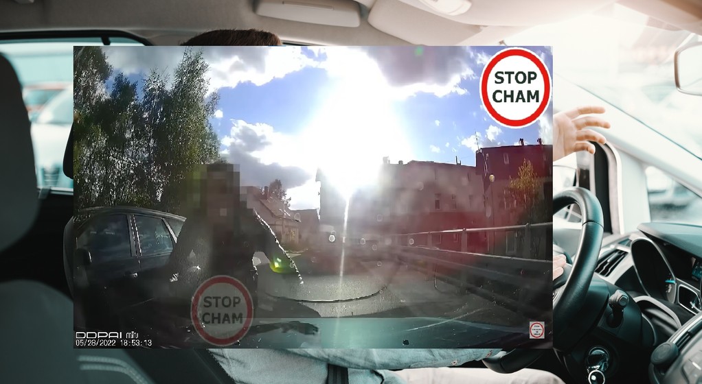 Waliła pięściami w maskę i kopała w zderzak. Tak wygląda agresja na drodze