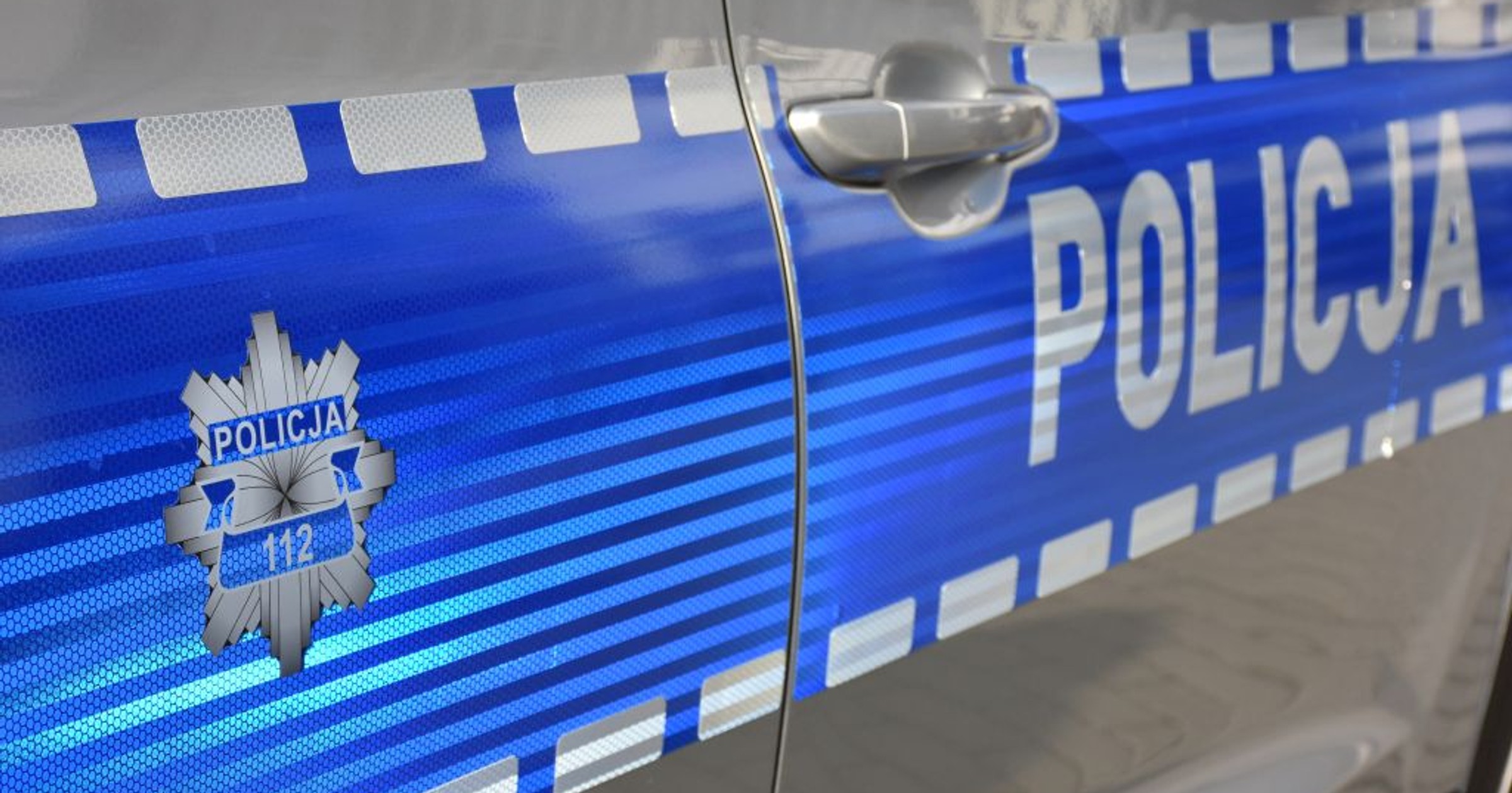 Na policyjny parking wjechała laweta. Kierowca usiadł na miejscu pasażera