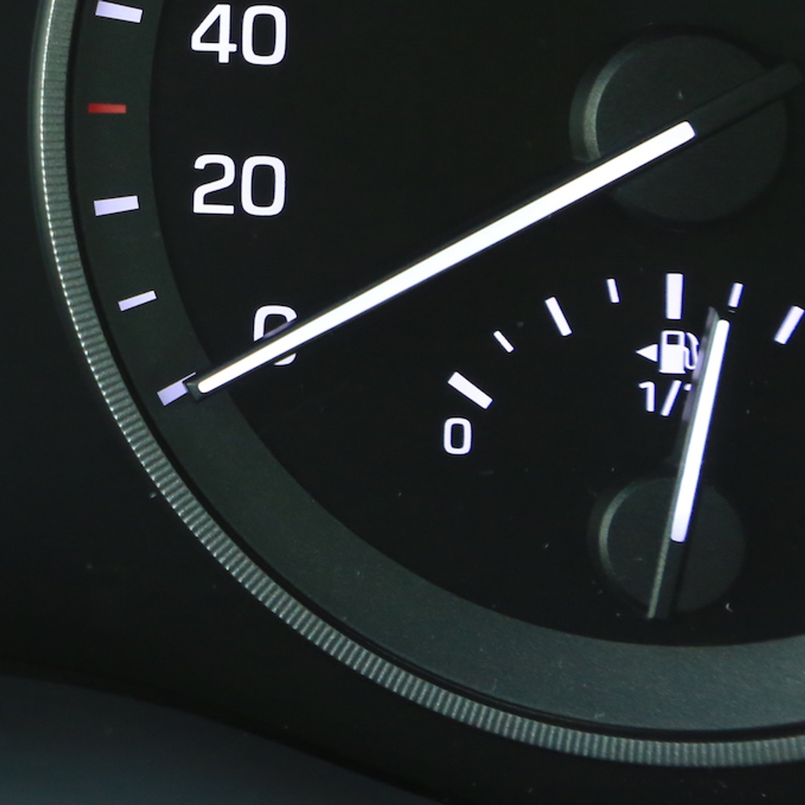 Strzałka wskazuje, po której stronie znajduje się wlew paliwa