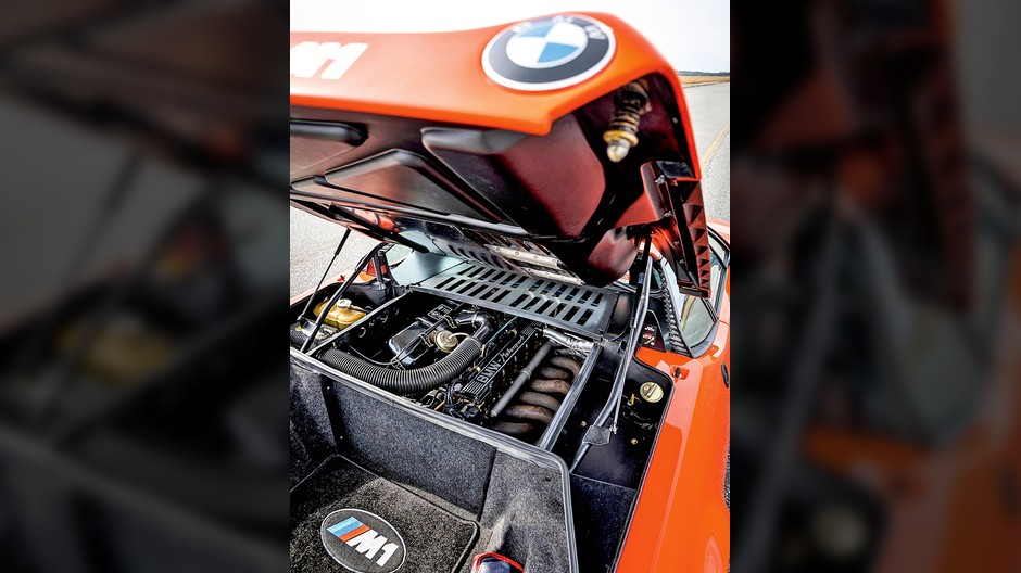 Wysokoobrotowy motor M88 z wtryskiem Kugelfischera, oddzielną przepustnicą dla każdego cylindra i suchą miską olejową.