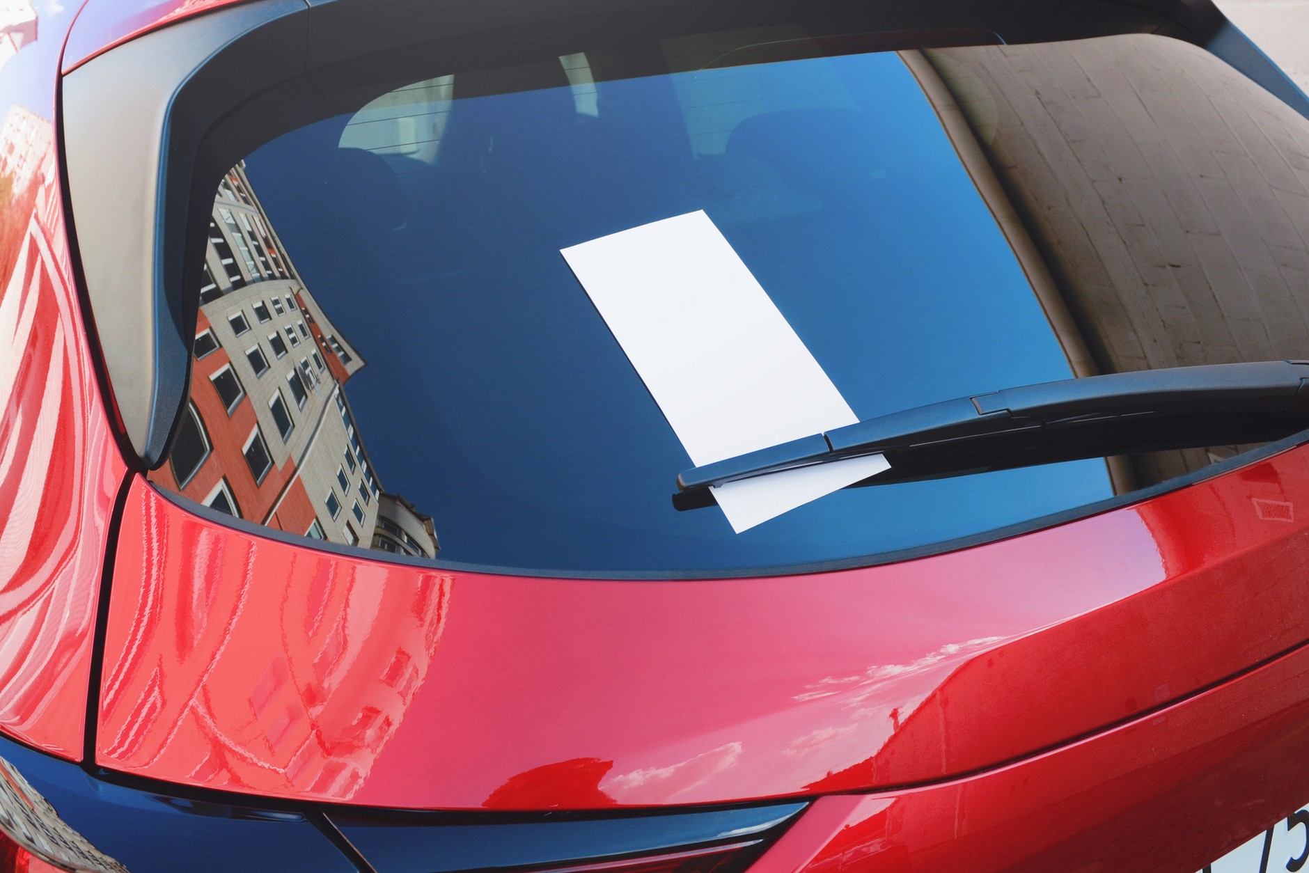 Widząc kartkę za wycieraczką, instynktownie chcemy od razu ją zabrać. Wysiadamy z auta, żeby ją zabrać, a w tym czasie złodziej wsiada do samochodu i odjeżdża