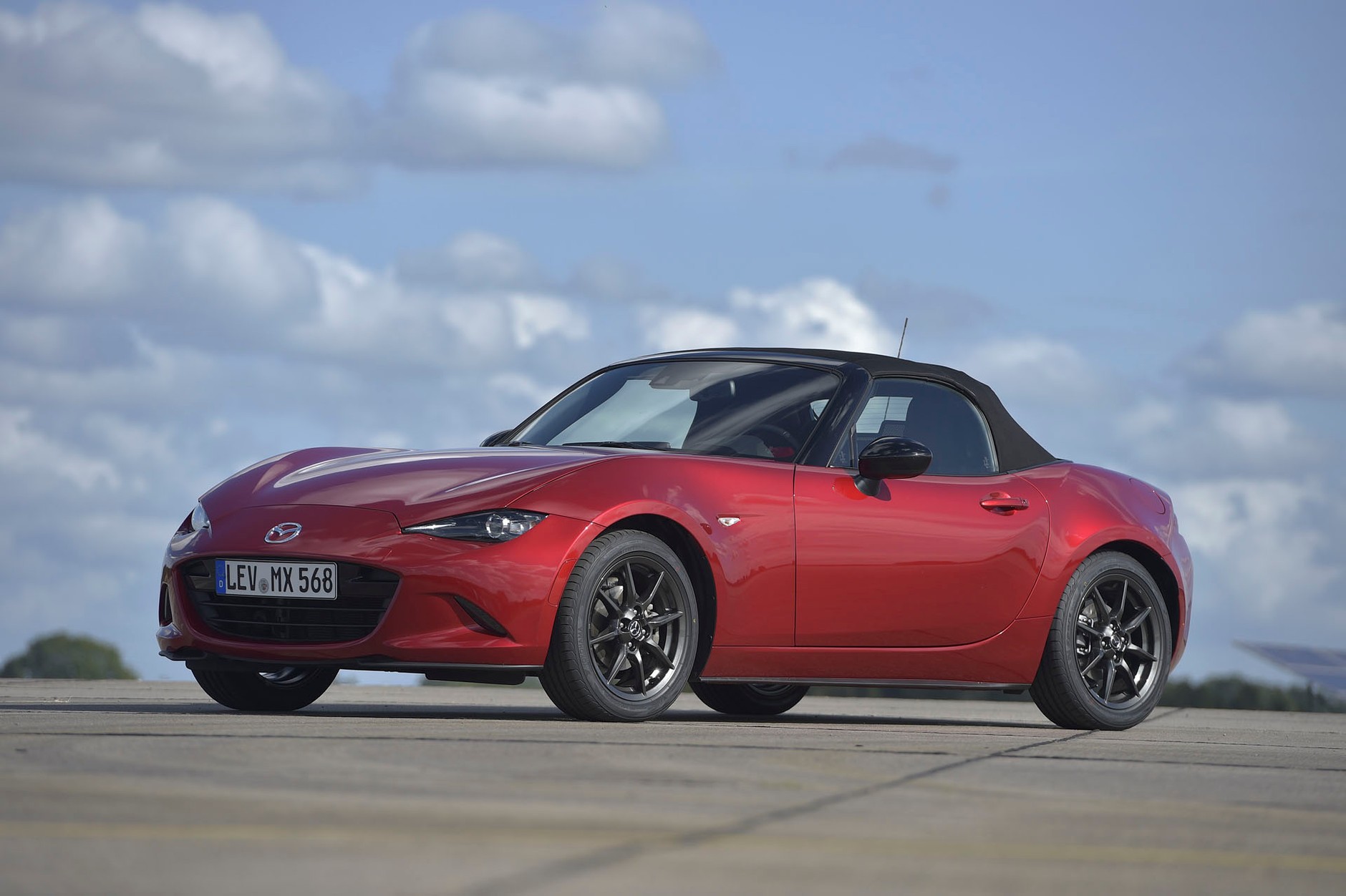 Mazda MX-5 kontra Fiat 124 Spider - takie same, a jednak inne