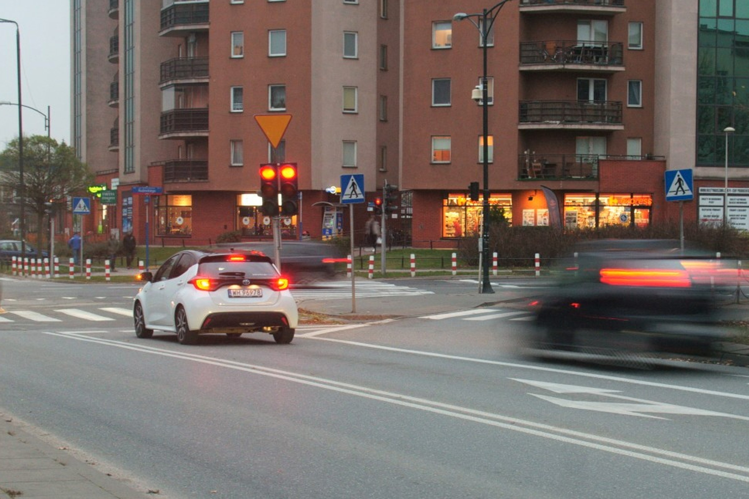 Czy za wjazd na czerwonym świetle zawsze grozi mandat? Jest kilka wyjątków