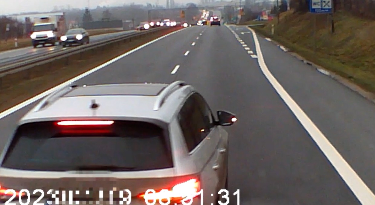 "Szeryf" w Skodzie zrobił to złośliwie. Stracił prawo jazdy i stanie przed sądem [WIDEO]