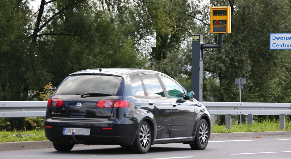 Fotoradar wycelowany w przejeżdżający samochód