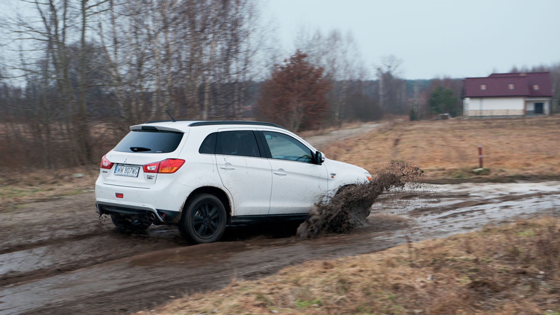 ASX Ralliart poznacie po osłonach zderzaków i czarnych 17-calowych felgach.