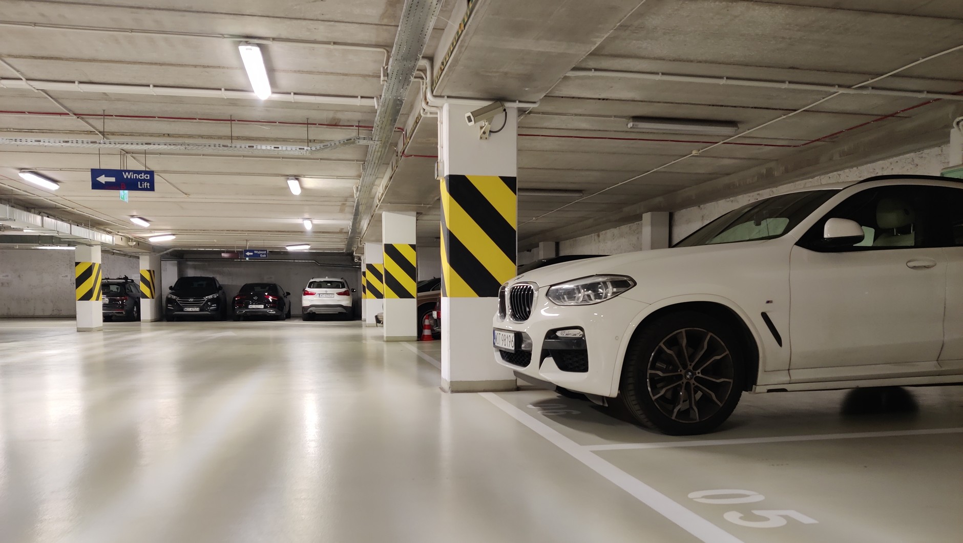 Za miejsce parkingowe pod budynkiem mieszkalnym zapłacimy niższy podatek od nieruchomości.