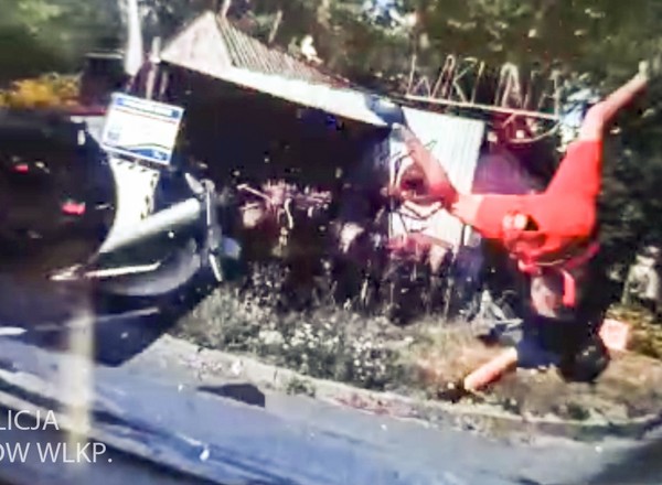 Motocyklista przeleciał przez auto; okazało się, że jest poszukiwany