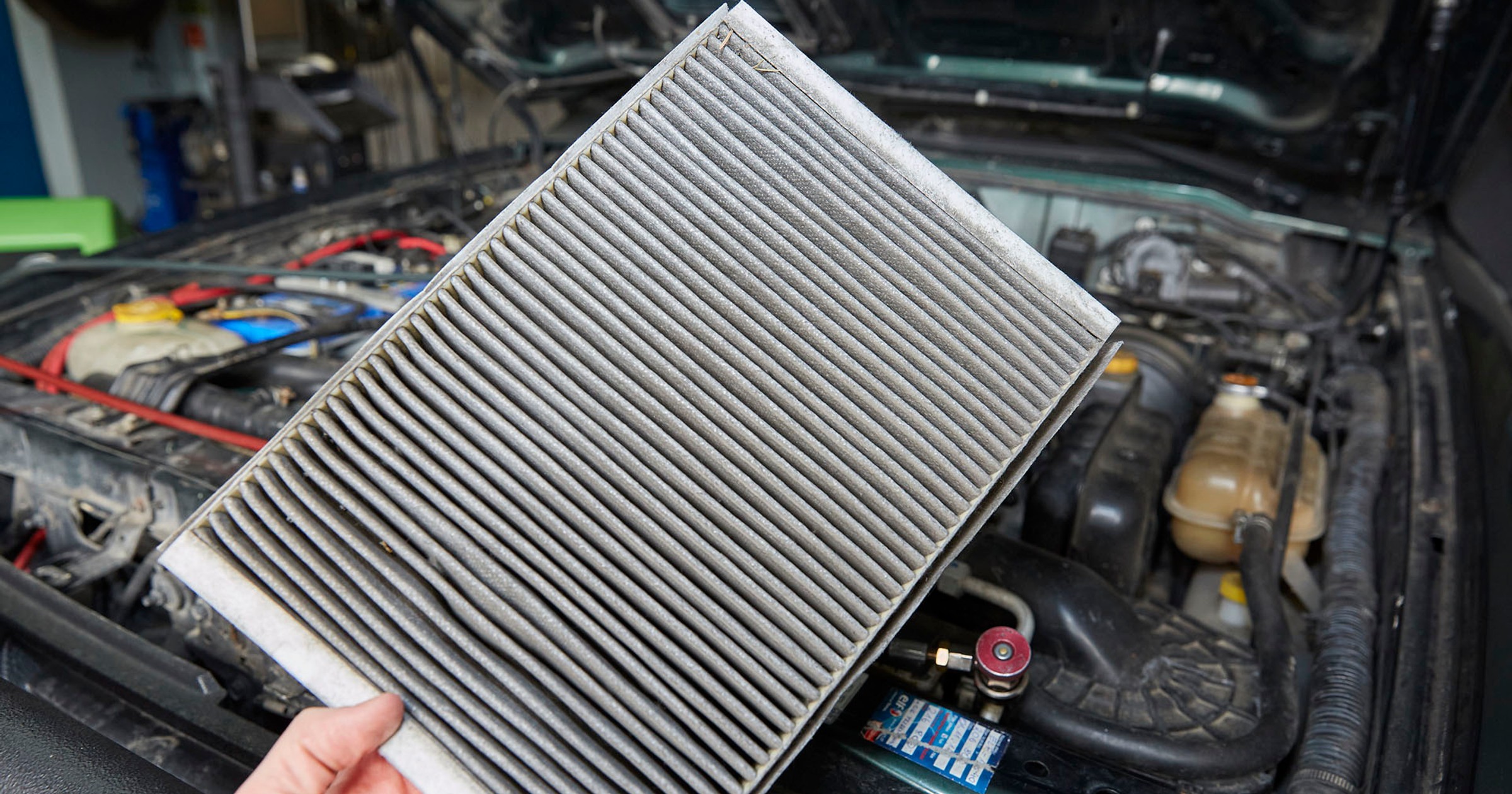 Wiosna to okres wzmożonego pylenia roślin, ale to wcale niejedyny powód, żeby wymienić filtr kabinowy w aucie.