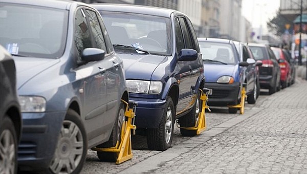 Warto wozić miarkę w samochodzie. Tak unika się mandatu za parkowanie