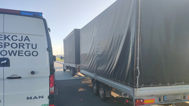 Kontrolowany pojazd podczas kontroli na punkcie kontrolnym opolskiej ITD