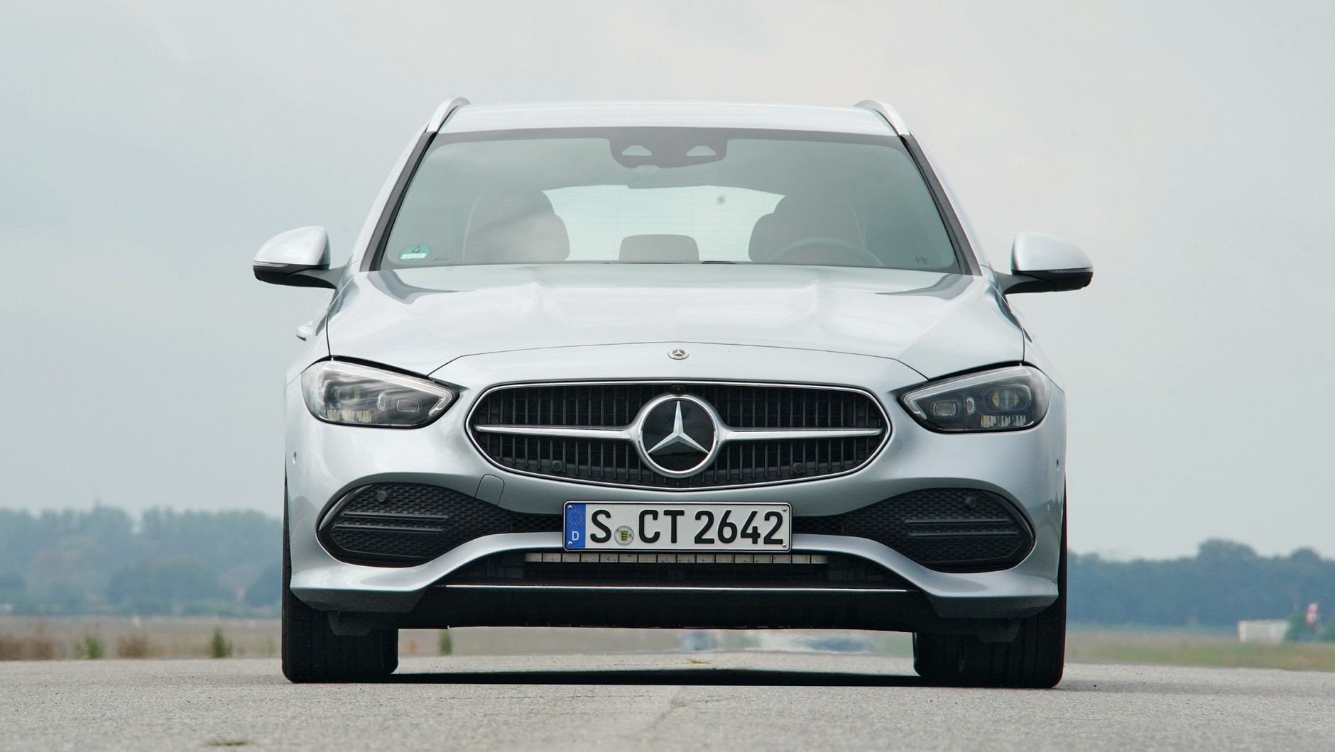 Mercedes klasy C kombi 2022 - wygląda na szersze auto, niż jest w rzeczywistości.