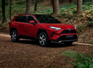 Toyota ścięła ceny jednej wersji RAV4. To pokazuje, na co w tym roku stawiają Japończycy